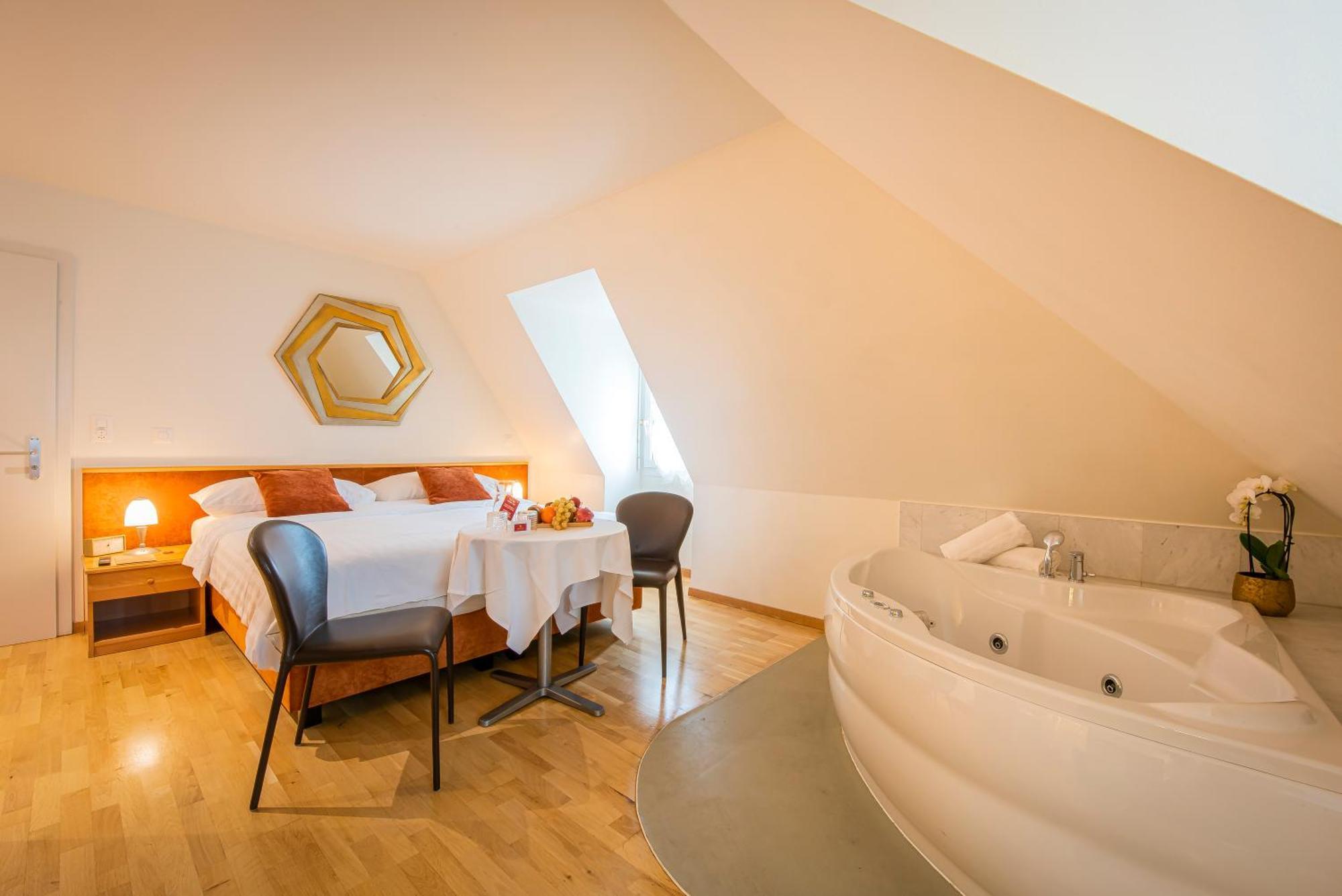 Hotel Du Cheval Blanc - City Center Булле Екстериор снимка