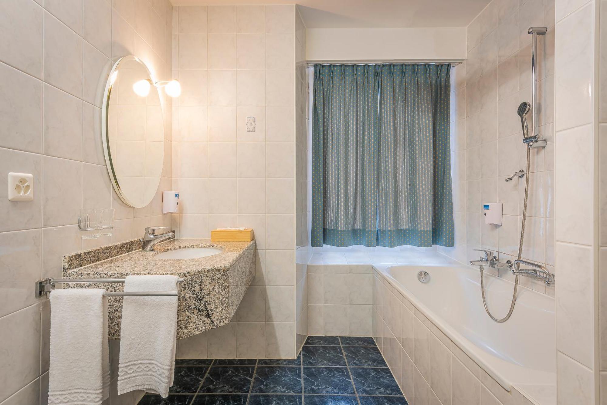 Hotel Du Cheval Blanc - City Center Булле Екстериор снимка